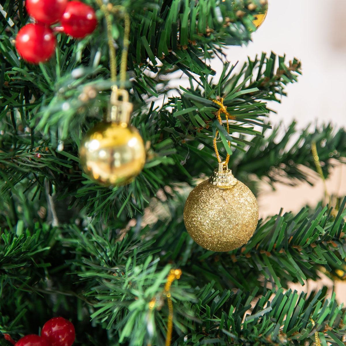 Árbol de Navidad pequeño, Mini árbol de Navidad con bayas de cardo, bolas y luces LED, decoración para mesa de color verde PVC ∅40 x 60 cm