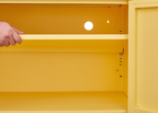 Gabineté de almacenamiento de acero amarillo con estantes ajustables, resistente al agua y fácil de limpiar, que mantiene su salón, dormitorio o entrada ordenado y organizado