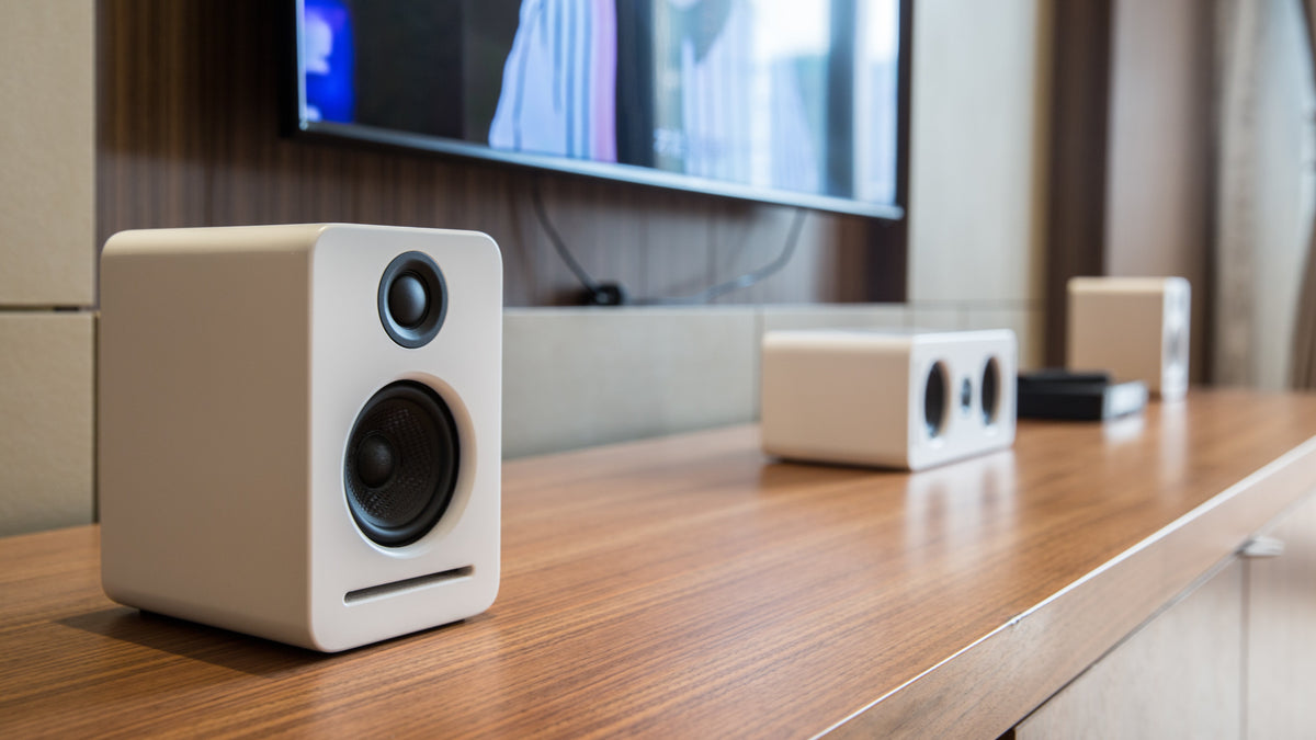 Sistema de sonido doméstico inalámbrico 5.1 Dolby Atmos (Blanco) – Set de envolvente Monaco, WISA con baja latencia para la mejora del sonido de TV sin retraso, Ideal para apartamentos y salones de estar