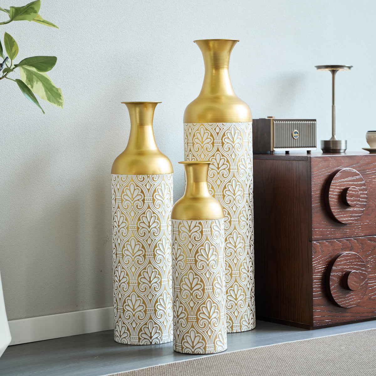 Vasos de piso grande, set de 3 piezas doradas (50/66/83 cm) - Grandes vasos de decoración metálicos con patrón de flores, cubiertas para plantas como decoración de habitación para el salón, el pasillo y la oficina en diseño vintage