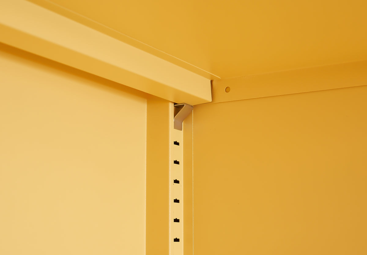 Gabineté de almacenamiento de acero amarillo con estantes ajustables, resistente al agua y fácil de limpiar, que mantiene su salón, dormitorio o entrada ordenado y organizado