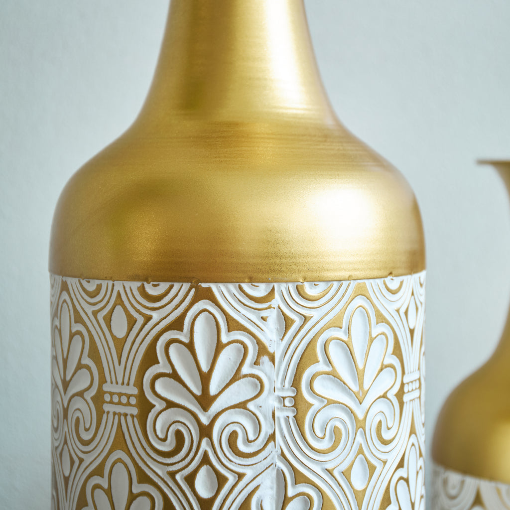 Vasos de piso grande, set de 3 piezas doradas (50/66/83 cm) - Grandes vasos de decoración metálicos con patrón de flores, cubiertas para plantas como decoración de habitación para el salón, el pasillo y la oficina en diseño vintage