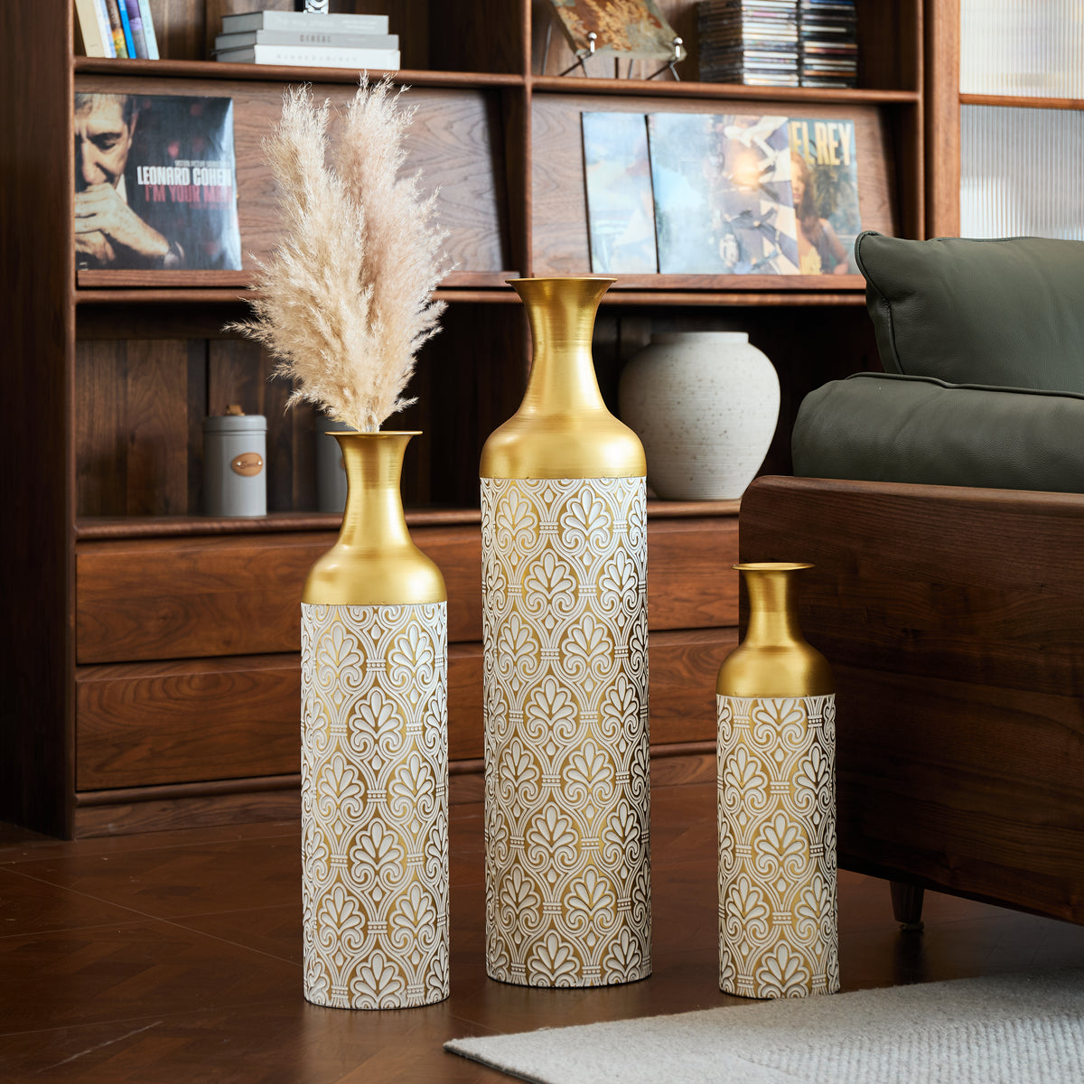 Vasos de piso grande, set de 3 piezas doradas (50/66/83 cm) - Grandes vasos de decoración metálicos con patrón de flores, cubiertas para plantas como decoración de habitación para el salón, el pasillo y la oficina en diseño vintage