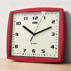 Reloj de pared de color rojo